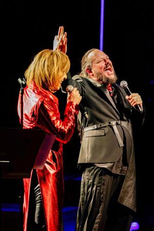 ステージでコラボしたＹＯＳＨＩＫＩ（左）とジョナサン・デイヴィス
