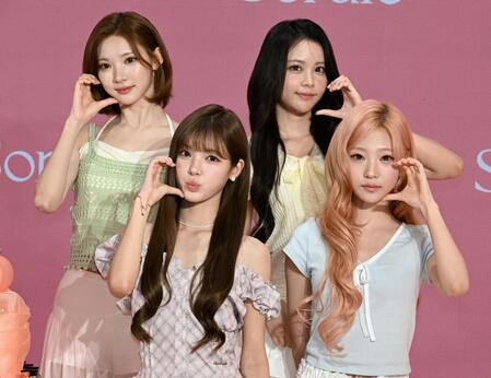 かわいらしいポーズを決める（左上から時計回りに）ジウ、カルメン、ステラ、ユハ（撮影・堀内翔）