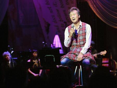 藤圭子さんの３回忌に藤さんのデビュー曲「新宿の女」をしっとりと歌い上げる前川清＝２０１５年