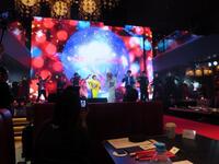 ゲストを迎えて昭和歌謡イベントを開催したＩＫＫＯ（中央）