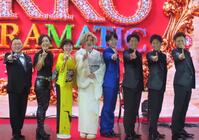 田川寿美（左から３人目）らをゲストに迎えて昭和歌謡イベントを開催したＩＫＫＯ（同４人目）