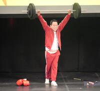 バーベルを持ち上げる津田篤宏