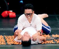 足つぼマットで小競り合いする津田篤宏と宮川大輔