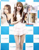 ファースト写真集「美しい方程式」のお気に入りページを披露するＳＫＥ４８・野村実代