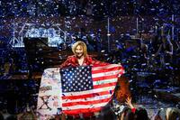 ファンからもらったアメリカ国旗を手に笑顔を浮かべるＹＯＳＨＩＫＩ
