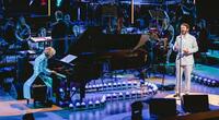 ＹＯＳＨＩＫＩ（左）のピアノ演奏に歌声を乗せたジョシュ・グローバン