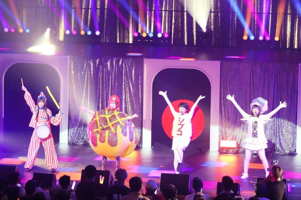 コスプレで会場を沸かせたＨＫＴ４８の（左から）藤野心葉、秋吉優花、渋井美奈、石井彩音