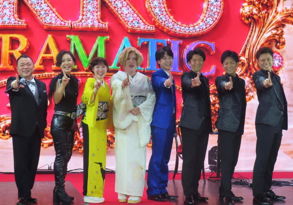 田川寿美（左から３人目）らをゲストに迎えて昭和歌謡イベントを開催したＩＫＫＯ（同４人目）