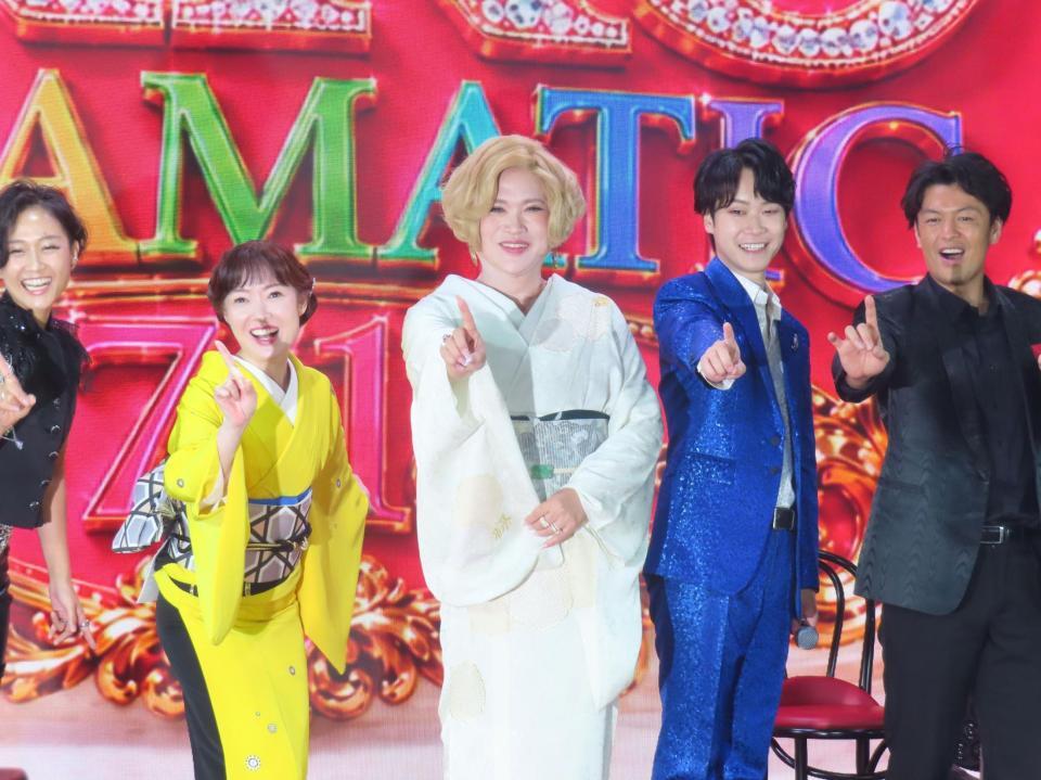 田川寿美（左から２人目）らをゲストに迎えて昭和歌謡イベントを開催したＩＫＫＯ（中央）