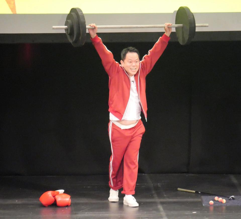 バーベルを持ち上げる津田篤宏