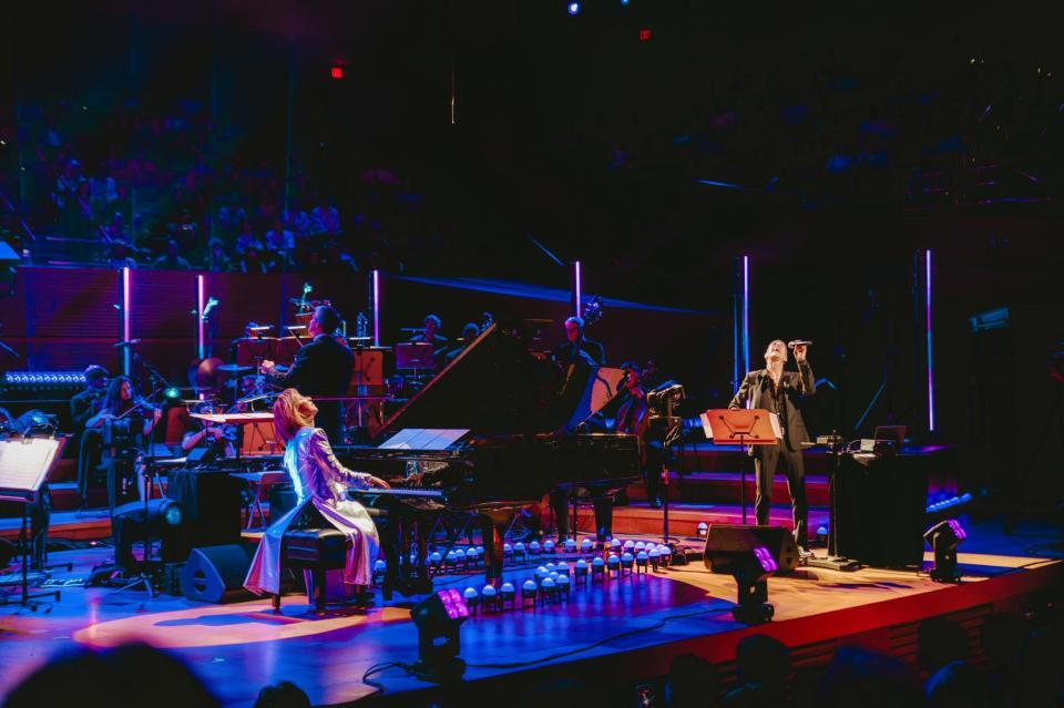 ＹＯＳＨＩＫＩのピアノ演奏（左）に歌声を乗せたペリー・ファレル