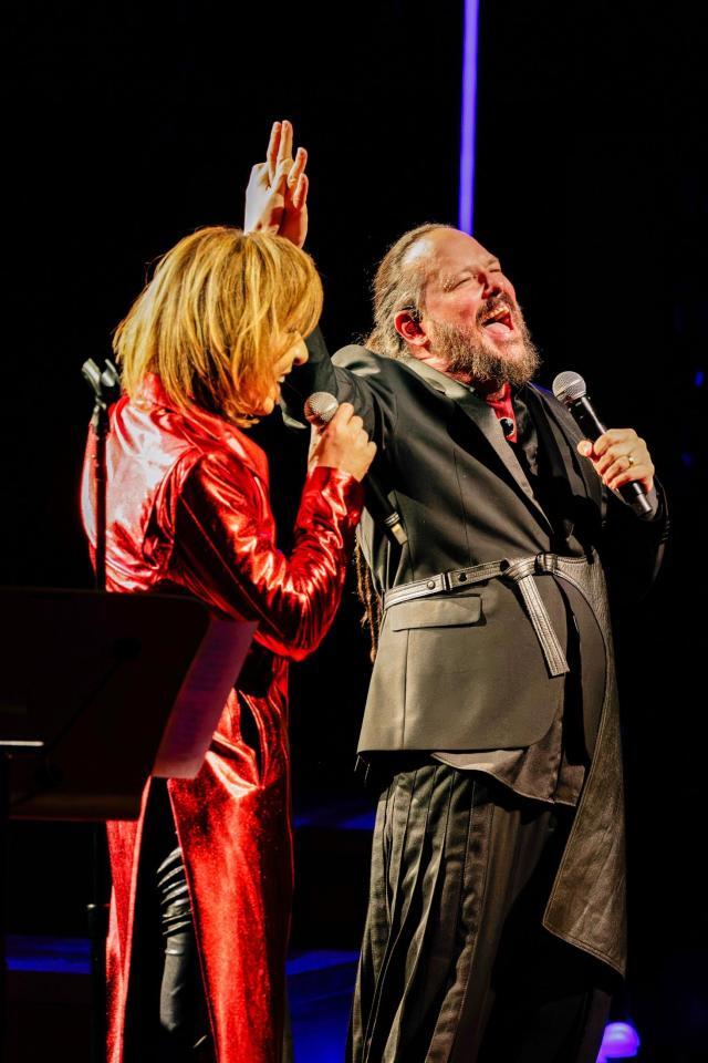 ステージでコラボしたＹＯＳＨＩＫＩ（左）とジョナサン・デイヴィス