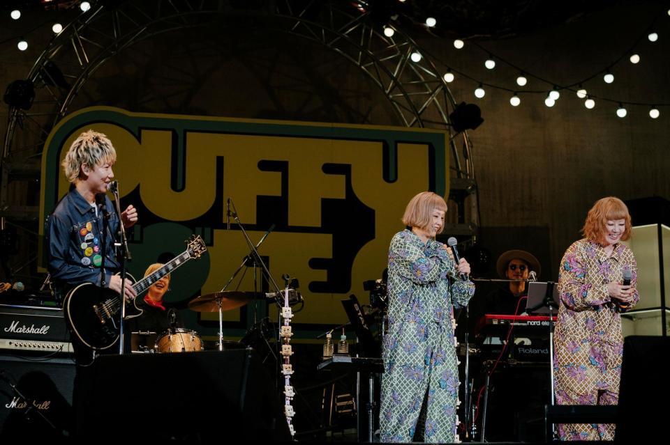 ＳＵＰＥＲ　ＢＥＡＶＥＲの柳沢亮太（左）とトークを弾ませるＰＵＦＦＹ（撮影：ｍｉｃｈｉｋｏ　ｙａｍａｍｏｔｏ）