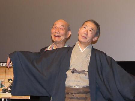 劇中の場面を再現する（左から）笹野高史、片岡市蔵
