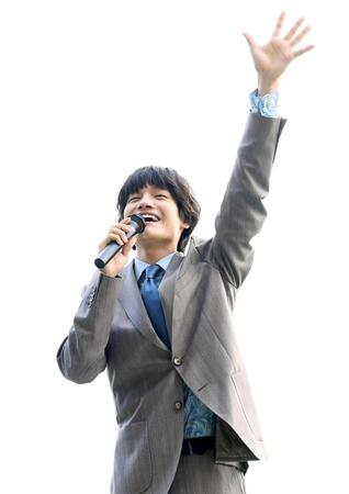 トークショーで笑顔を見せる佐野晶哉