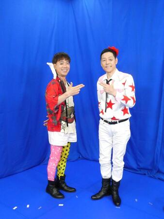 ポーズを取る（左から）レフト藤井（藤井隆）とライト東野（東野幸治）