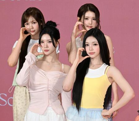 かわいらしいポーズを決める（左上から時計回りに）イェオン、エイナ、イアン、ジューン（撮影・堀内翔）