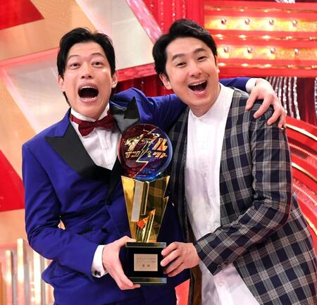 優勝トロフィーを手に喜びを爆発させる滝音のさすけ（左）と秋定遼太郎（撮影・佐藤厚）