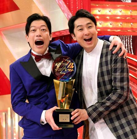 優勝トロフィーを手に喜びを爆発させる滝音のさすけ（左）と秋定遼太郎（撮影・佐藤厚）