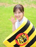 かわいらしくポーズをとる川上千尋（撮影・堀内翔）