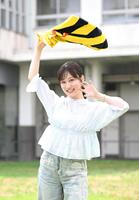 阪神のタオルを振る川上千尋（撮影・堀内翔）