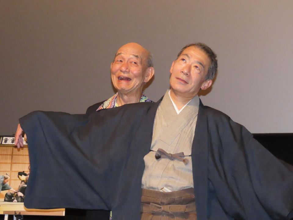 劇中の場面を再現する（左から）笹野高史、片岡市蔵