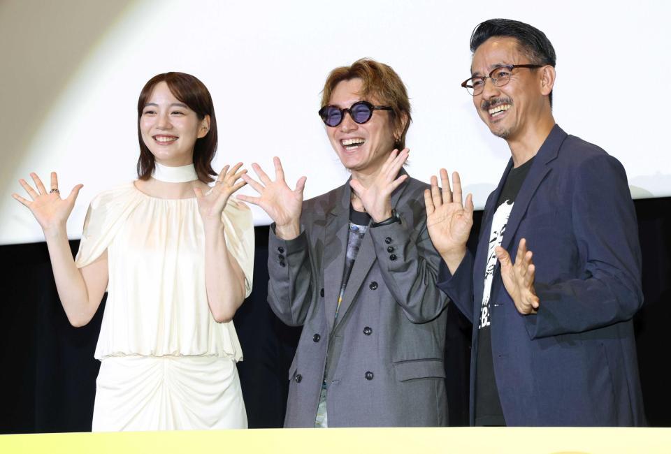 （左から）のん、安田章大、小林聖太郎監督（撮影・伊藤笙子）