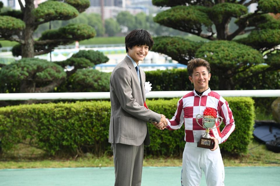 プレゼンターの佐野晶哉と酒井学騎手