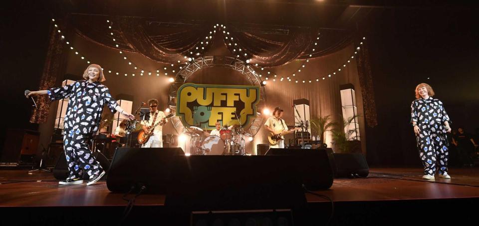 ＵＮＩＣＯＲＮの演奏のもとで歌うＰＵＦＦＹ（撮影：三浦憲治）　