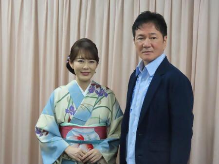 映画「演歌の坂道」に主演の丘みどり（左）とジャッキー・ウー監督