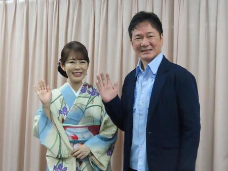 映画「演歌の坂道」に主演の丘みどり（左）とジャッキー・ウー監督