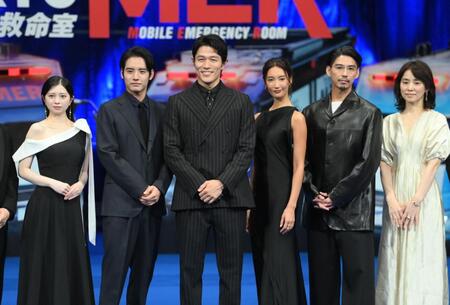 ブルーカーペットイベントを行った（左から）桜田ひより、赤楚衛二、鈴木亮平、菜々緒、賀来賢人、石田ゆり子（撮影・開出牧）