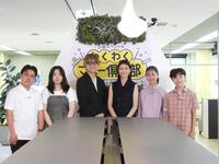 中学生と金融について学んだ石田健氏（左から３人目）、橋本マナミ（同４人目）＝都内