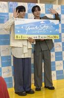 手を振る福田歩汰（左）と相原一心