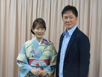 映画「演歌の坂道」に主演の丘みどり（左）とジャッキー・ウー監督