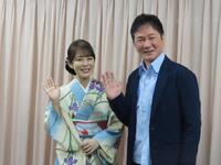 映画「演歌の坂道」に主演の丘みどり（左）とジャッキー・ウー監督