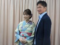 映画「演歌の坂道」に主演の丘みどり（左）とジャッキー・ウー監督