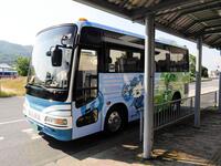 松島聡がデザインした淡路うず助（左）とすだちくんがラッピングされたＵＺＳＢＵＳ
