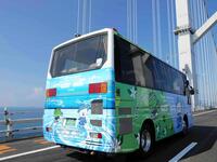 松島聡がデザインした淡路うず助（左）とすだちくんがラッピングされたＵＺＳＢＵＳ