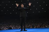 イベントに登場し観客の歓声に応える鈴木亮平（撮影・開出牧）