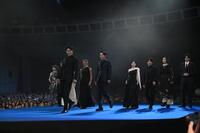 映画「ＭＥＲ」ブルーカーペットイベントに登場した鈴木亮平（中央手前）らキャストたち（撮影・開出牧）