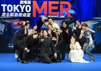 映画「ＭＥＲ」ブルーカーペットイベントで自撮りをする鈴木亮平（中央）らキャストたち（撮影・開出牧）