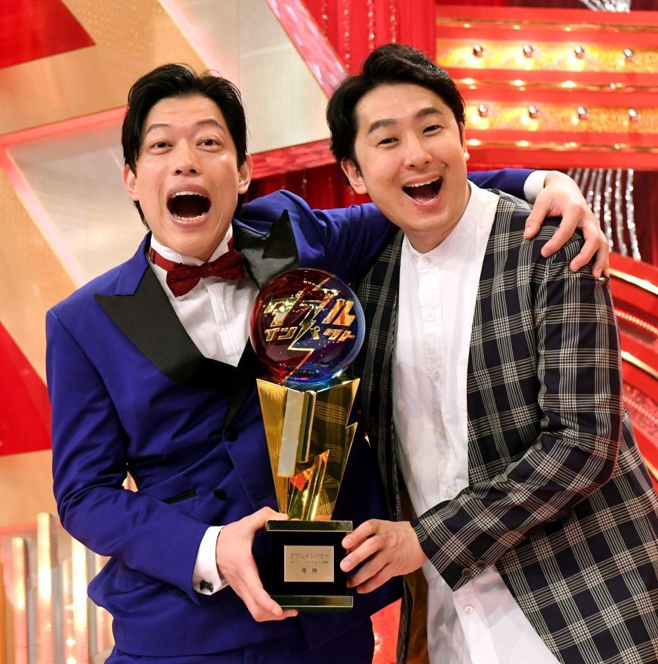 優勝トロフィーを手に喜びを爆発させる滝音のさすけ（左）と秋定遼太郎＝２０日