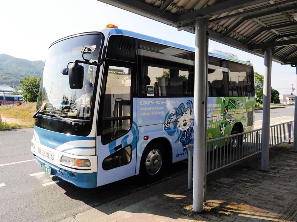 松島聡がデザインした淡路うず助（左）とすだちくんがラッピングされたＵＺＳＢＵＳ