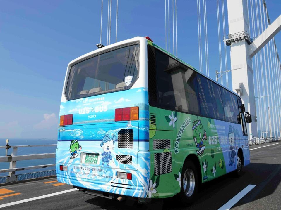 松島聡がデザインした淡路うず助（左）とすだちくんがラッピングされたＵＺＳＢＵＳ