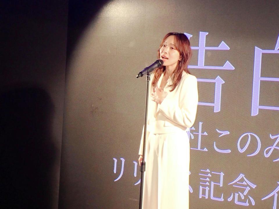 新曲「告白」を歌唱する杜このみ