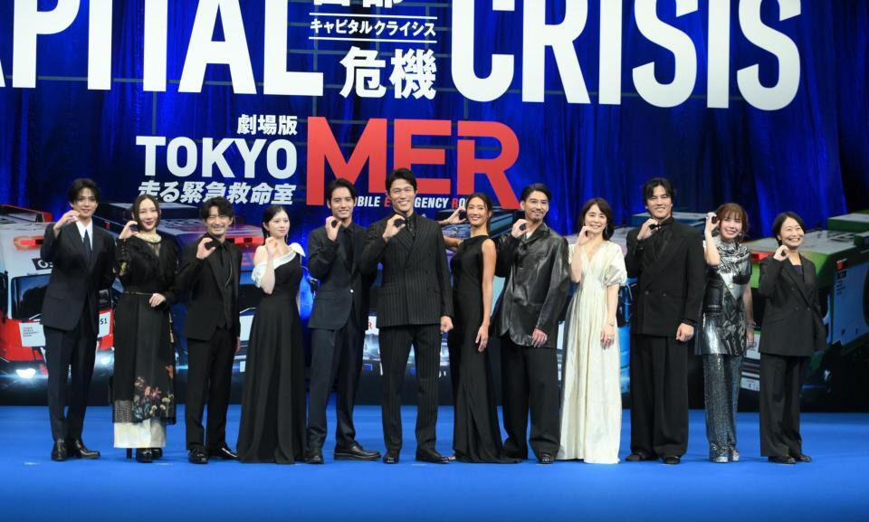 映画「ＭＥＲ」ブルーカーペットイベントでポーズを決める（左から）岩瀬洋志、ファーストサマーウイカ、津田健次郎、桜田ひより、赤楚衛二、鈴木亮平、菜々緒、賀来賢人、石田ゆり子、要潤、仲里依紗、松木彩監督（撮影・開出牧）