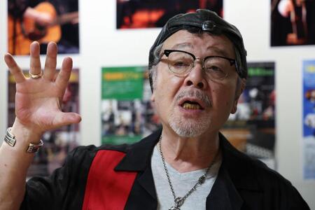 フォークソングについて話す、なぎら健壱（撮影・佐々木彰尚）