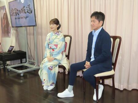 映画「演歌の坂道」に主演の丘みどり（左）とジャッキー・ウー監督