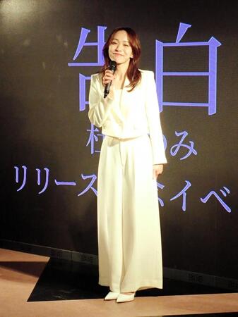 新曲「告白」の発表会を開いた杜このみ